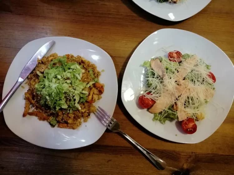 Тарелки с пастой, приготовленные в Пиццерии «Фиеста»